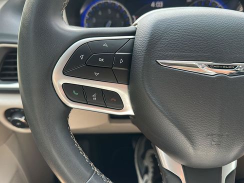 Used 2022 Chrysler Pacifica Touring-L FWD image 24