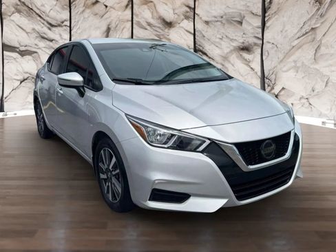 Used 2020 Nissan Versa SV image 2