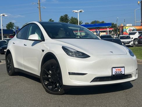 Used 2023 Tesla Model Y Long Range AWD/4WD image 1