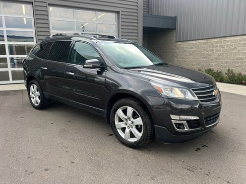 Used 2017 Chevrolet Traverse LT w/ Style and Technology Package FWD image 3