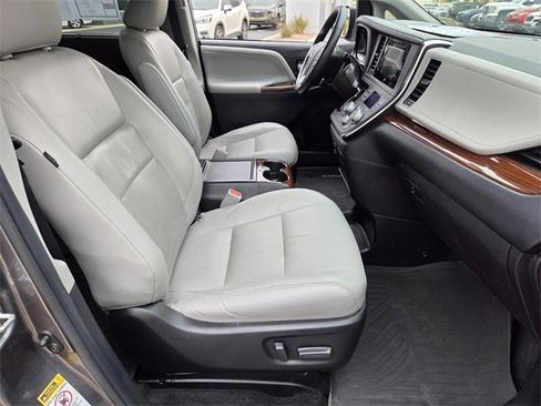 Used 2017 Toyota Sienna Limited Premium w/ Advanced Technology Package image 17