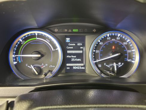 Used 2019 Toyota Highlander XLE AWD/4WD image 3