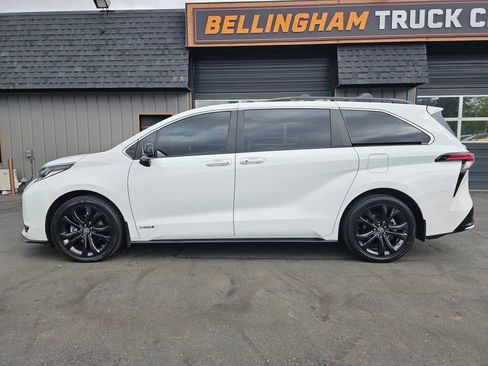 Used 2021 Toyota Sienna XSE FWD image 2