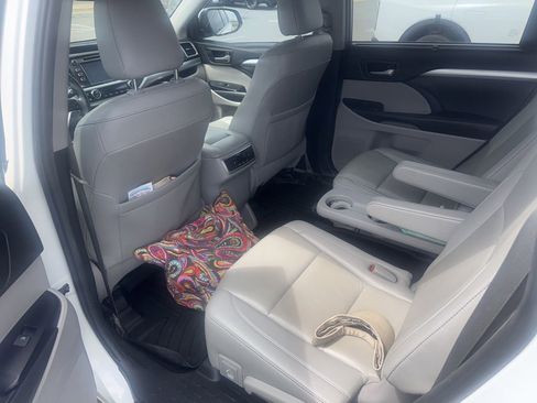 Used 2019 Toyota Highlander XLE FWD image 7