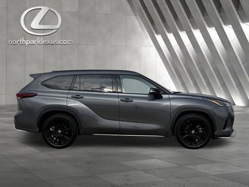 Used 2024 Toyota Highlander XSE image 4