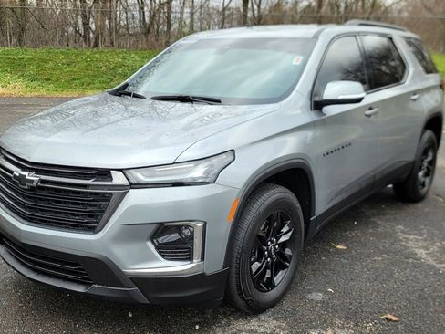 Used 2023 Chevrolet Traverse LT image 3