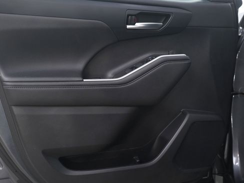 Used 2021 Toyota Highlander XLE image 20