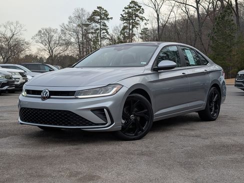 Used 2025 Volkswagen Jetta SE w/ Sunroof Package image 4