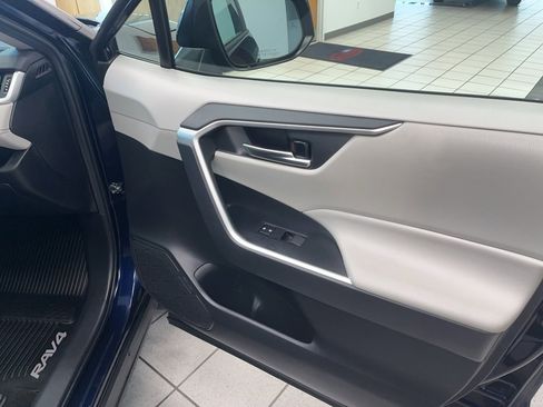 Used 2020 Toyota RAV4 XLE image 21