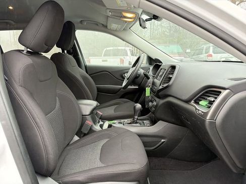 Used 2019 Jeep Cherokee Latitude w/ Popular Appearance Group image 23