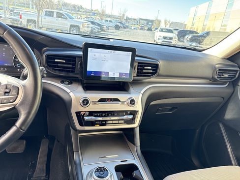 Used 2021 Ford Explorer XLT image 31