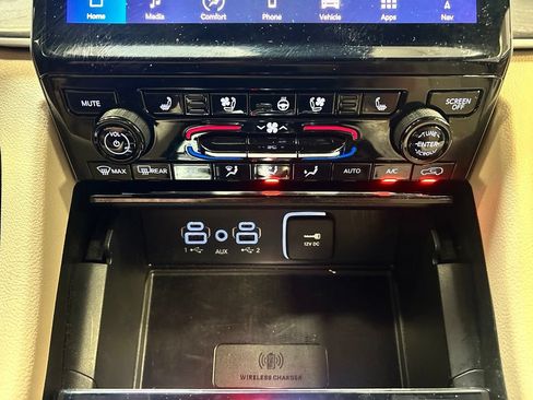 Used 2024 Jeep Grand Cherokee L Limited w/ Luxury Tech Group II AWD/4WD image 20