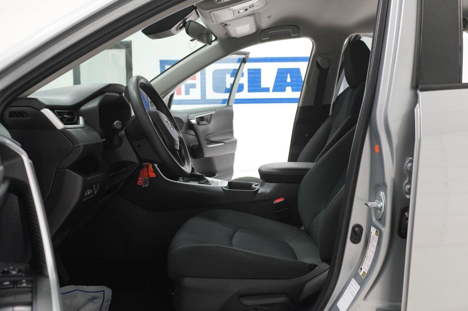 Used 2025 Toyota RAV4 LE AWD/4WD image 5