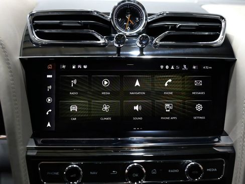 Used 2022 Bentley Bentayga AWD/4WD image 46