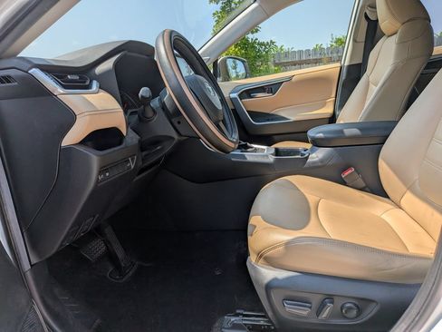 Used 2019 Toyota RAV4 XLE Premium w/ Advanced Technology Package FWD image 9
