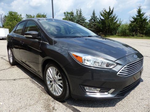 Used 2018 Ford Focus Titanium w/ Titanium Technology Package FWD image 13