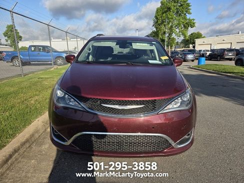 Used 2017 Chrysler Pacifica Touring-L FWD image 2