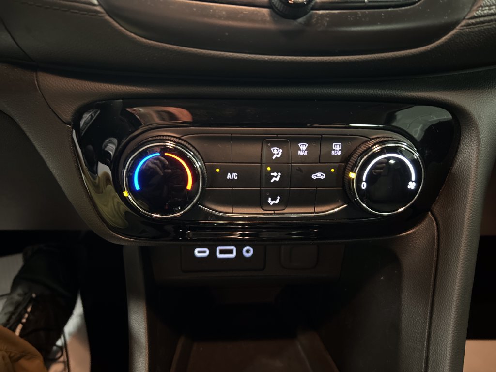 Used 2022 Buick Encore GX Preferred w/ Sport Touring Package FWD image 17
