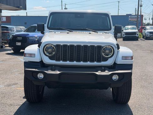 Used 2025 Jeep Wrangler Unlimited Sahara AWD/4WD image 3
