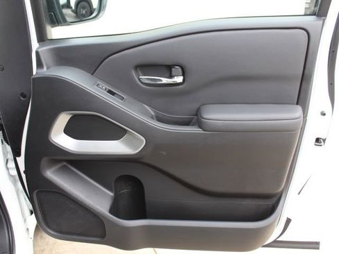 Used 2024 Nissan Frontier SV image 36