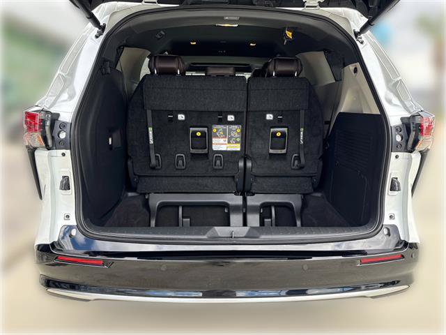 Used 2024 Toyota Sienna Platinum FWD image 8