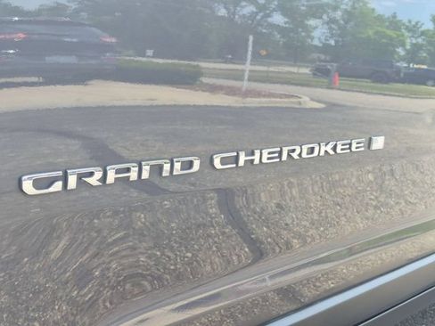 Used 2023 Jeep Grand Cherokee Laredo AWD/4WD image 8