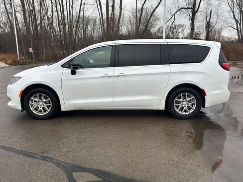 Used 2026 Chrysler Voyager LX image 2