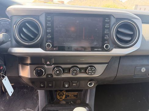 Used 2020 Toyota Tacoma SR5 w/ Technology Package AWD/4WD image 17