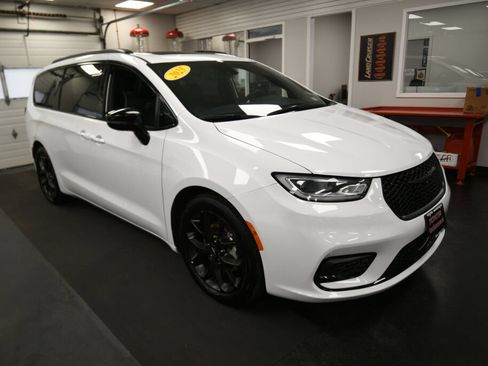 Used 2025 Chrysler Pacifica Limited FWD image 2