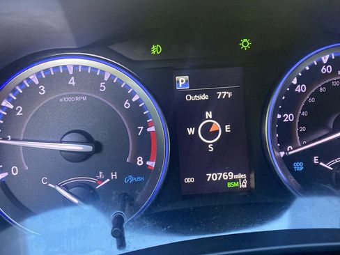 Used 2019 Toyota Highlander XLE AWD/4WD image 15