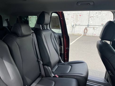 Used 2026 Kia Carnival FWD image 39