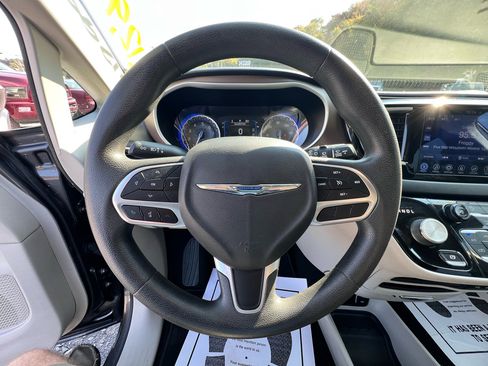 Used 2017 Chrysler Pacifica Touring Plus w/ Tire & Wheel Group image 10