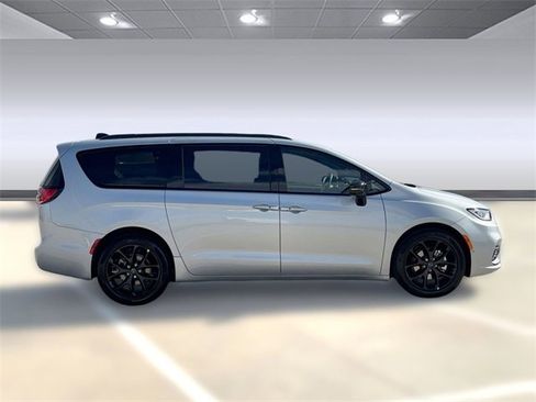 New 2026 Chrysler Pacifica Select image 8