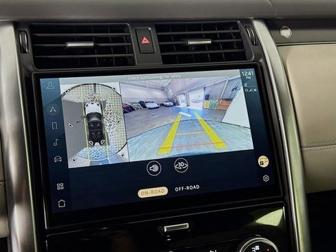 Used 2024 Land Rover Discovery Metropolitan Edition image 17