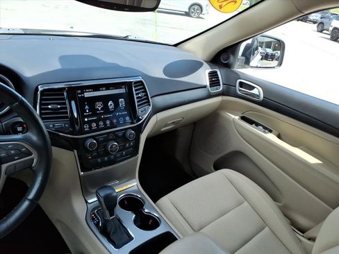 Used 2022 Jeep Grand Cherokee Laredo E w/ Security & Convenience Group AWD/4WD image 7