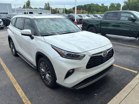 Used 2021 Toyota Highlander Platinum AWD/4WD image 3