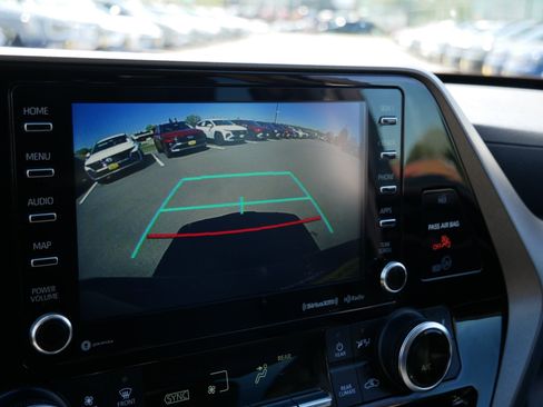 Used 2020 Toyota Highlander XLE AWD/4WD image 32