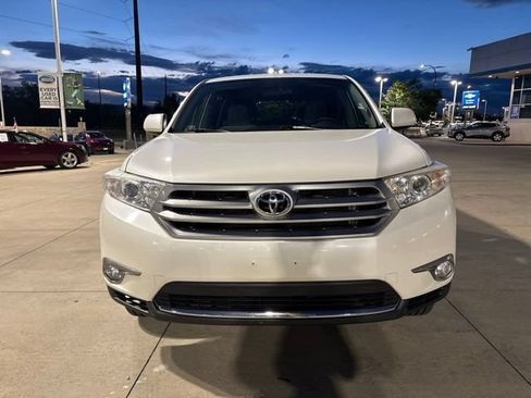 Used 2013 Toyota Highlander Plus AWD/4WD image 2