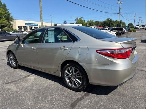 Used 2015 Toyota Camry SE w/ Moonroof Package FWD image 4