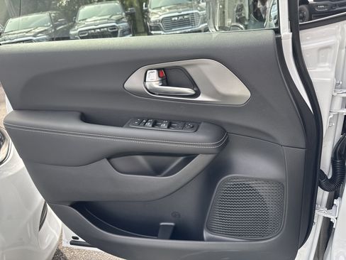 New 2026 Chrysler Voyager LX image 32