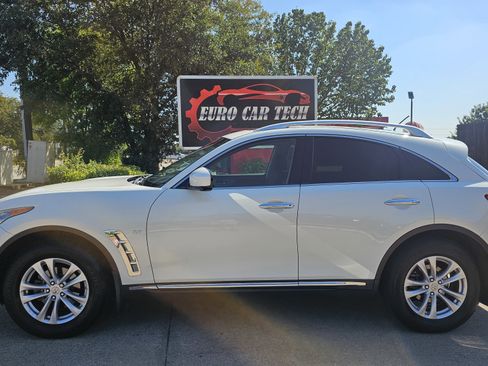 Used 2017 INFINITI QX70 2WD w/ Premium Package image 2