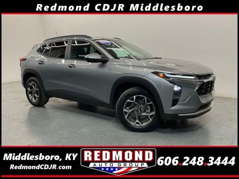 Used 2025 Chevrolet Trax LT FWD image 1