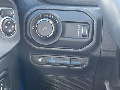 Used 2023 Jeep Wrangler Unlimited Sahara w/ Cold Weather Group AWD/4WD image 37
