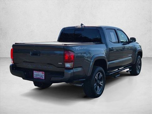 Used 2017 Toyota Tacoma TRD Sport w/ Tow Package RWD image 5
