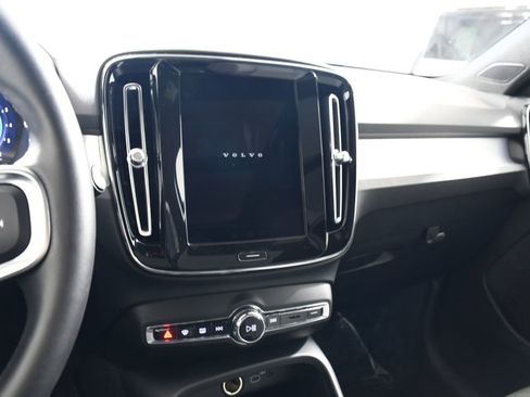 Used 2025 Volvo XC40 B5 Core AWD/4WD image 31