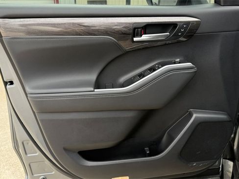 New 2025 Toyota Highlander Platinum image 13
