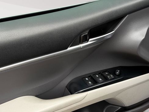 Used 2018 Toyota Camry LE FWD image 9