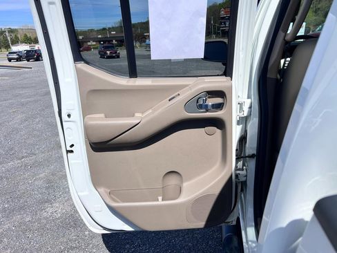 Used 2014 Nissan Frontier SL w/ SL Moonroof Package AWD/4WD image 22