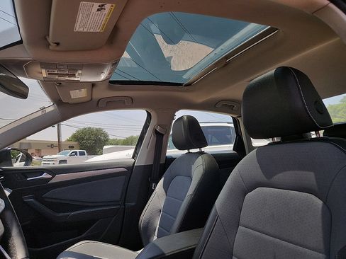 Used 2025 Volkswagen Jetta SE FWD image 7