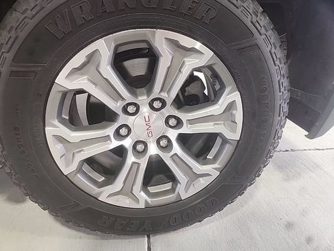 Used 2025 GMC Sierra 1500 SLT AWD/4WD image 15